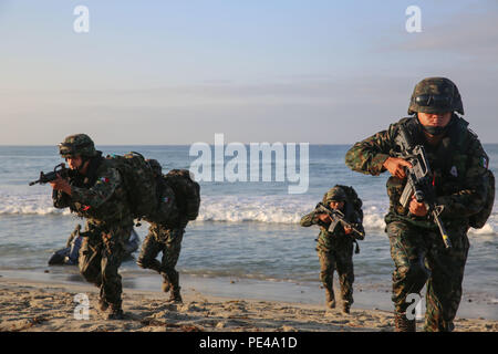 Marines avec Zodiac, Bataillon d'infanterie de marine, les Forces mexicaines storm le rivage près de San Onofre plage pendant un exercice amphibie dans le cadre de l'exercice 2015 Dawn Blitz à bord Marine Corps Base Camp Pendleton, en Californie, le 5 septembre 2015. Le but de DB15 est d'établir de solides relations entre les forces de la coalition, d'inclure le Japon, le Mexique et la Nouvelle-Zélande pour renforcer les opérations dans des environnements amphibie. Banque D'Images