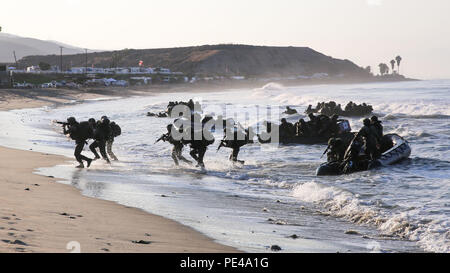 Marines avec Zodiac, Bataillon d'infanterie de marine, les Forces mexicaines descendre de leurs navires et la tempête sur le littoral de la plage de San Onofre lors d'un débarquement amphibie de la formation dans le cadre de l'exercice 2015 Dawn Blitz à bord Marine Corps Base Camp Pendleton, en Californie, le 5 septembre 2015. Le but de DB15 est d'établir de solides relations entre les forces de la coalition, d'inclure le Japon, le Mexique et la Nouvelle-Zélande pour renforcer les opérations dans des environnements amphibie. Banque D'Images