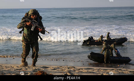 Marines avec Zodiac, Bataillon d'infanterie de marine, les Forces mexicaines storm le rivage près de San Onofre plage pendant un exercice amphibie dans le cadre de l'exercice 2015 Dawn Blitz à bord Marine Corps Base Camp Pendleton, en Californie, le 5 septembre 2015. Le but de DB15 est d'établir de solides relations entre les forces de la coalition, d'inclure le Japon, le Mexique et la Nouvelle-Zélande pour renforcer les opérations dans des environnements amphibie. Banque D'Images