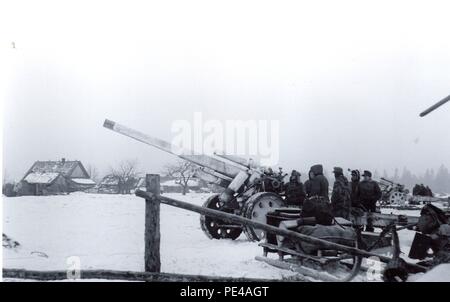 Les soldats allemands de l'artillerie lourde charge la Courlande Courlande front russe 1944 Banque D'Images