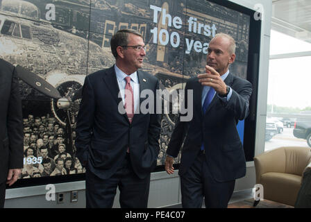 Le Secrétaire de la Défense Ash Carter parle avec Dennis Muilenburg, président et chef de la direction de l'entreprise Boeing comme Carter arrive à St Louis, Mo., de parler avec les travailleurs de Boeing et le lancement de la Defense Advanced Research Projects Agency's "Attends, Quoi ?" La future technologie forum April 14, 2015. (Photo par le conseiller-maître Sgt. Adrian Cadix)(1992) Banque D'Images