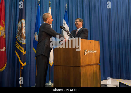 Dennis Muilenburg, président et chef de la direction de l'entreprise Boeing, Secrétaire de la Défense merci Ash Carter pour venir à Saint Louis, Mo., de parler avec les travailleurs de Boeing, le 9 septembre prochain, 2015. Carter a également assisté à la Defense Advanced Research Projects Agency's "Attends, Quoi ?" La future technologie forum. (Photo par le conseiller-maître Sgt. Adrian Cadix)(1992) Banque D'Images