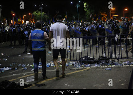 Bucarest, Roumanie - 10 août 2018 : Un gendarme est l'arrestation d'un supporter de football lors de la violente manifestation de protestation contre le gouvernement de Bucarest. Banque D'Images