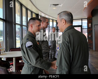 U.S. Air Force Le Lieutenant-général Chris Nowland, 12e commandant de l'Armée de l'air, pièces de rendement supérieur, le 1 septembre 2015 à Dyess Air Force Base, Texas. Au cours de la visite de Nowland il a inventé des aviateurs, a eu l'occasion de voler dans un B-1B Lancer et accueilli un appel pour dire au revoir à Dyess car il passe à l'Air Force Global Strike Command. (U.S. Air Force photo par un membre de la 1re classe Austin Mayfield/libérés) Banque D'Images