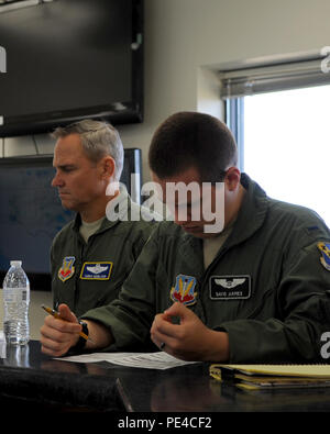 U.S. Air Force Le Lieutenant-général Chris Nowland, 12e commandant de l'Armée de l'air, à gauche, et le 1er escadron, le lieutenant David Armes Ministère du Revenu de l'agent, l'écoute d'un mandat donné par le 9e Escadron à la bombe, le 2 septembre 2015 à Dyess Air Force Base, Texas. Le mémoire est donnée aux aviateurs qui se préparent à voler. L'étape en bref : les mises à jour météo, toute construction sur les lignes de vol et d'autres informations précieuses qui peuvent être inclus pour l'équipage. (U.S. Air Force photo par un membre de la 1re classe Austin Mayfield/libérés) Banque D'Images