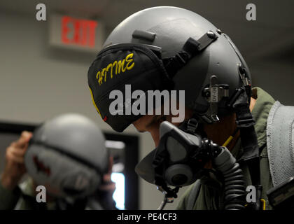 U.S. Air Force Le Lieutenant-général Chris Nowland, 12e commandant de la Force aérienne, vérifie son équipement de vol, le 2 septembre 2015 à Dyess Air Force Base, Texas. Au cours de sa visite, Nowland a accueilli un appel général pour aborder la transition à Global Strike Command, la nouvelle s'enrôle les rapports de rendement et ses adieux à Dyess car il ne sera plus sous la force de l'air 12. (U.S. Air Force photo par un membre de la 1re classe Austin Mayfield/Rleased) Banque D'Images