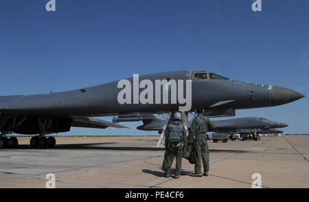 U.S. Air Force Le Lieutenant-général Chris Nowland, 12e commandant de l'Armée de l'air, à gauche et le major Thomas Metzger, directeur adjoint des opérations de l'escadron, se tenir en face d'un B-1B Lancer, le 2 septembre 2015 à Dyess Air Force Base, Texas. Comme le 12e commandant de la Force aérienne, Nowland est responsable de la préparation au combat de neuf service actif des ailes. (U.S. Air Force photo par un membre de la 1re classe Austin Mayfield/libérés) Banque D'Images