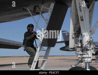 U.S. Air Force Le Lieutenant-général Chris Nowland, 12e commandant de l'Armée de l'air, monte dans un B-1B Lancer, le 2 septembre 2015 à Dyess Air Force Base, Texas. Lors d'une visite à Dyess, Nowland a accueilli un appel, ont volé dans une B-1 et présenté des pièces à rendement supérieur. (U.S. Air Force photo par un membre de la 1re classe Austin Mayfield/libérés) Banque D'Images