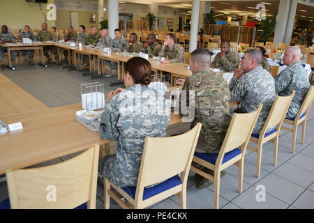 Le Sgt. Le major de l'Armée de Daniel A. Dailey (deuxième à gauche, premier plan) parle de sous-officiers supérieurs durant son déjeuner à la Tour de la salle à manger du Barrack, Grafenwoehr, Allemagne, July 9, 2015. C'est la première visite du SMA à l'Europe de l'armée américaine depuis que le poste. (U.S. Vidéo de l'armée par Visual Spécialiste de l'information, Gertrud Zach/libérés) Banque D'Images