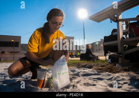 NEWPORT NEWS, Virginie (sept. 9, 2015) 3ème classe Technicien en électronique Emilee Recci, affecté à la classe Nimitz porte-avions USS ABRAHAM LINCOLN (CVN 72), verse du sable dans un sac contenant un message et une bougie en souvenir des êtres chers qui ont perdu leur vie au suicide durant la nuit hors de l'obscurité à pied, de reconnaître le mois de la sensibilisation à la prévention du suicide à Huntington champ Hall à Newport News, en Virginie, le 9 septembre prochain. Plus de 300 marins ont participé à la marche, qui a duré jusqu'au lever du soleil coucher du soleil de mercredi jeudi, couvrant plus de 50 kilomètres d'augmenter la sensibilisation à la prévention du suicide. (U Banque D'Images