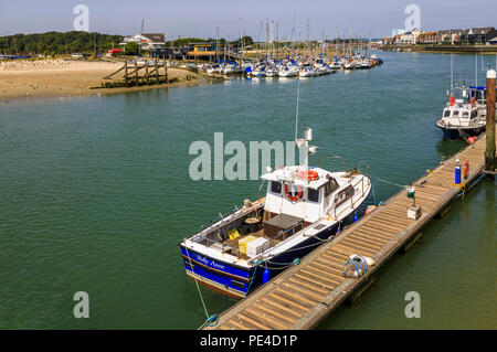 Bateau de pêche amarré à un ponton sur l'estuaire de la rivière Arun, Littlehampton, une petite station balnéaire sur la côte sud dans la région de West Sussex, UK en été Banque D'Images