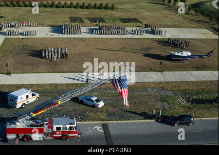 Membres de Joint Base Andrews, Md., rendre hommage aux premiers intervenants et aux victimes des attaques terroristes du 11 septembre 2001, au cours d'une cérémonie à la Diane Patriot Day Heritage Park, ici, le 11 septembre 2015. (U.S. Air Force photo/Le s.. Nichelle Anderson/libérés) Banque D'Images