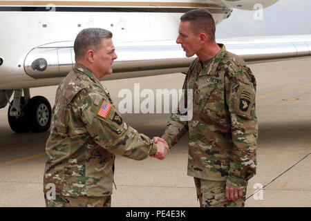 Le général Mark Milley, 39e chef d'état-major de l'armée, rencontre les chefs à Fort Campbell le 11 septembre 2015 pour discuter de l'état de préparation de la force. La réunion comprenait des commandants de la 101e Division aéroportée (assaut aérien), se concentrant sur la préparation des soldats, des unités et des dirigeants aux éventualités et aux opérations en cours en Afghanistan et en Irak. Les discussions ont mis l'accent sur l'entraînement, la préparation opérationnelle, la gestion des forces et l'intégration avec les capacités d'assaut aérien de la division Screaming Eagles. Banque D'Images