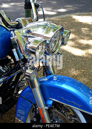 Libre de la lampe sur un cluster Harley-Davidson FLHRC Road King bleu Moto Banque D'Images