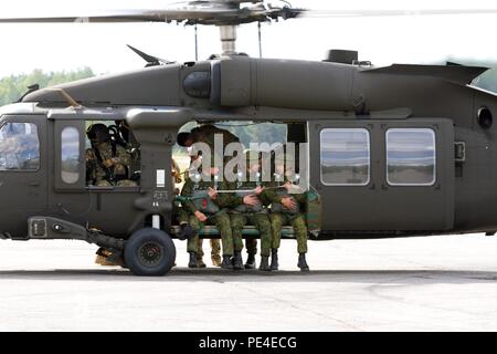 Les parachutistes des Forces terrestres lituaniennes assignées à la Roi Mindaugas Bataillon de hussards se préparent à décoller pour un saut à partir d'un hélicoptère Blackhawk UH-60M exploité par la Compagnie B, 43e Bataillon d'hélicoptères d'assaut, 3e régiment de cavalerie, 3ème Division d'infanterie au grand Hetman Jonusas lituanienne Radvila régiment en formation, Rukla Lithuanie, le 12 septembre 2015. Le bataillon de hussards a travaillé avec la compagnie du chien, 1er Bataillon, 503e Régiment d'infanterie, 173e Brigade aéroportée et la 3ème Division d'infanterie pour résoudre l'Atlantique, un plus grand, l'opération en cours menée par l'OTAN dans toute l'Europe. (U.S Banque D'Images