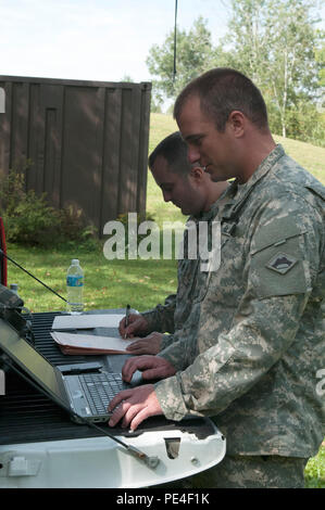 Le s.. Bryan Donahue, et le sergent. Ryan Rouleau, techniciens informatiques, Quartier général de la Garde nationale, le Vermont, le travail dans les stands pour les gammes 4-1, Camp d'Ethan Allen Site de formation, Vermont, le 12 septembre 2015. Ils transmettent les données de tir en arrière, afin que les notes pourraient être comptés comme l'information entre en jeu. (U.S. La Garde nationale de l'Armée Photo par le Sgt. Heidi Kroll) Banque D'Images