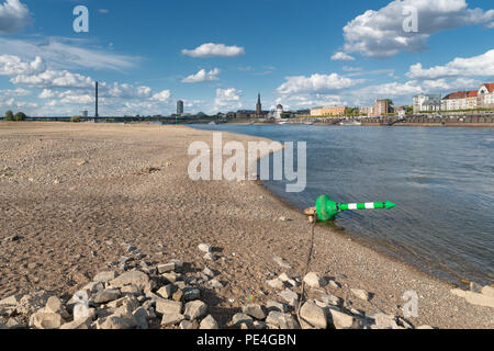 Düsseldorf, Allemagne - 11 août 2018 : la sécheresse dans l'Allemagne, de l'eau faible du Rhin avec la ville de Düsseldorf le 11 août 2018 à Germa Banque D'Images