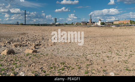 Düsseldorf, Allemagne - 11 août 2018 : la sécheresse dans l'Allemagne, de l'eau faible du Rhin avec la ville de Düsseldorf le 11 août 2018 à Germa Banque D'Images