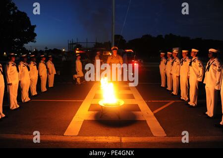 VIRGINIA BEACH, en Virginie (sept. 11, 2015) - La Marine Expeditionary Force Combat Command Master Chief Cuisines Lance une enseigne nationale rend hommage au cours de l'expéditionnaire conjoint peu de base Creek-Fort Story 11 septembre Cérémonie du Souvenir. La cérémonie a eu lieu en l'honneur de ceux qui ont perdu la vie durant les attaques terroristes du 11 septembre 2001. (U.S. Photo par marine Spécialiste de la communication de masse 2e classe Benjamin Wooddy/ libéré) Banque D'Images