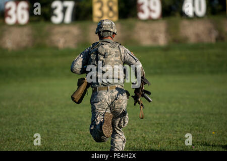 Le s.. Chris, Kizanis de Boise State, New York, U.S. Army Combat concurrent de l'équipe internationale de la Réserve, se précipite à l'autre mur de 100 mètres pendant une carabine Match International à l'engagement de cibles dans diverses positions de tir au cours de l'année 2015, les Forces armées canadiennes, les armes à la concentration de Connaught à l'extérieur d'Ottawa, Canada, le 15 septembre. Le concours de tir a rapporté plus de 250 concurrents total des britanniques, forces armées canadiennes et américaines en compétition dans plus de 50 matches impliquant carabine, pistolet et des événements à l'aide de mitrailleuses légères divers mouvements comme au combat et sce Banque D'Images