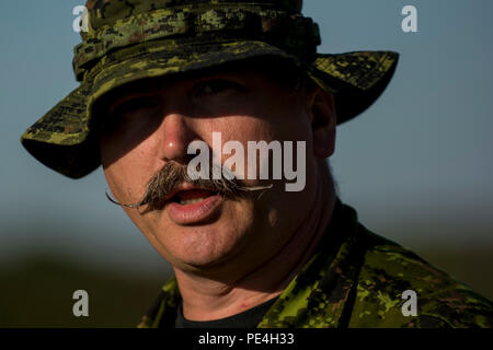 Un soldat de l'Armée cadets de l'autre côté de la plage durant une carabine Match International dans lequel précipiter les tireurs à 100 mètres à la fois à l'engagement de cibles dans diverses positions de tir au cours de l'année 2015, les Forces armées canadiennes, les armes à la concentration de Connaught à l'extérieur d'Ottawa, Canada, le 15 septembre. Le concours de tir a rapporté plus de 250 concurrents total des britanniques, forces armées canadiennes et américaines en compétition dans plus de 50 matches impliquant carabine, pistolet et des événements à l'aide de mitrailleuses légères divers mouvements comme au combat et scénarios. (U.S. Army photo par le Sgt. Banque D'Images