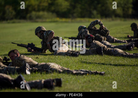 Les soldats de l'armée britannique recharger leurs magazines pendant une partie de la Carabine Match International dans lequel précipiter les tireurs à 100 mètres à la fois à l'engagement de cibles dans diverses positions de tir au cours de l'année 2015, les Forces armées canadiennes, les armes à la concentration de Connaught à l'extérieur d'Ottawa, Canada, le 15 septembre. Le concours de tir a rapporté plus de 250 concurrents total des britanniques, forces armées canadiennes et américaines en compétition dans plus de 50 matches impliquant carabine, pistolet et des événements à l'aide de mitrailleuses légères divers mouvements comme au combat et scénarios. (U.S. Photo de l'Armée de terre - Fondation Raoul Follereau Banque D'Images