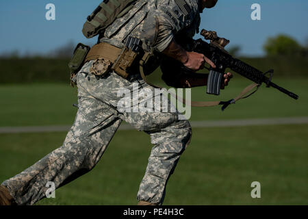 Le s.. Chris Volmer, de Boise, Idaho, États-Unis l'Armée de l'équipe de combat international concurrent, va au prochain mur lors d'un match dans lequel International Carabine shooters avant rush 100 mètres à la fois à l'engagement de cibles dans diverses positions de tir au cours de l'année 2015, les Forces armées canadiennes, les armes à la concentration de Connaught à l'extérieur d'Ottawa, Canada, le 15 septembre. Le concours de tir a rapporté plus de 250 concurrents total des britanniques, forces armées canadiennes et américaines en compétition dans plus de 50 matches impliquant carabine, pistolet et des événements à l'aide de mitrailleuses légères divers c Banque D'Images