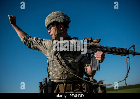 Le s.. Chris Volmer, de Boise, Idaho, États-Unis l'Armée de l'équipe de combat international concurrent, le signal d'un 'hold' incendie lors d'un match dans lequel International Carabine shooters avant rush 100 mètres à la fois à l'engagement de cibles dans diverses positions de tir au cours de l'année 2015, les Forces armées canadiennes, les armes à la concentration de Connaught à l'extérieur d'Ottawa, Canada, le 15 septembre. Le concours de tir a rapporté plus de 250 concurrents total des britanniques, forces armées canadiennes et américaines en compétition dans plus de 50 matches impliquant carabine, pistolet et des événements à l'aide de mitrailleuses légères différents co Banque D'Images