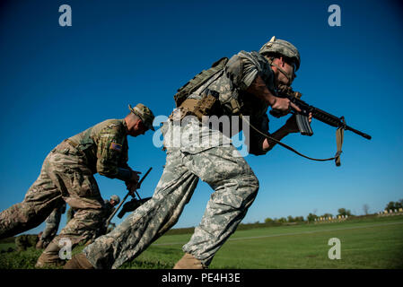 Le s.. Chris Volmer, de Boise, Idaho, États-Unis l'Armée de l'équipe de combat international concurrent, va au prochain mur lors d'un match dans lequel International Carabine shooters avant rush 100 mètres à la fois à l'engagement de cibles dans diverses positions de tir au cours de l'année 2015, les Forces armées canadiennes, les armes à la concentration de Connaught à l'extérieur d'Ottawa, Canada, le 15 septembre. Le concours de tir a rapporté plus de 250 concurrents total des britanniques, forces armées canadiennes et américaines en compétition dans plus de 50 matches impliquant carabine, pistolet et des événements à l'aide de mitrailleuses légères divers c Banque D'Images