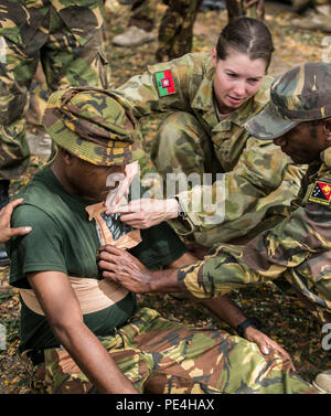 Privée australienne Christine E. Board indique à la Papouasie-Nouvelle-Guinée Defence Force soldats la façon de traiter correctement une plaie à la poitrine de sucer le 3 septembre à Taurama casernes, la Papouasie-Nouvelle-Guinée. Les infirmiers de l'Australie et des États-Unis d'un cours et d'exercices corpsman fournir pour les soldats de la Force de défense dans le cadre de l'exercice PUK PUK 15 de leur enseigner les premiers secours sur le site d'emploi au cours de PUK PUK. Au cours de l'exercice, les membres en service de les États-Unis, le Royaume-Uni, l'Australie et la Papouasie-Nouvelle-Guinée travailleront ensemble pour fournir des changements positifs et durables à la Papouasie-Nouvelle-Guinée. Un conseil, Townsville, Queensland, Australie native Banque D'Images