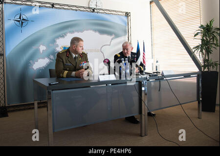 Le général Martin E. Dempsey, chef d'état-major interarmées, le général estonien et Terras Riho, commandant des Forces de défense estoniennes, tenir une conférence de presse à Tallinn, Estonie, 14 septembre 2015. (DoD photo par D. Myles Cullen/libérés) Banque D'Images