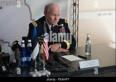 Le général Martin E. Dempsey, chef d'état-major interarmées, le général estonien et Terras Riho, commandant des Forces de défense estoniennes, tenir une conférence de presse à Tallinn, Estonie, 14 septembre 2015. (DoD photo par D. Myles Cullen/libérés) Banque D'Images