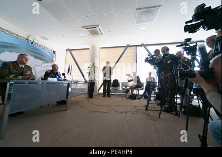 Le général Martin E. Dempsey, chef d'état-major interarmées, le général estonien et Terras Riho, commandant des Forces de défense estoniennes, tenir une conférence de presse à Tallinn, Estonie, 14 septembre 2015. (DoD photo par D. Myles Cullen/libérés) Banque D'Images