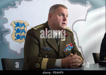 Le général Martin E. Dempsey, chef d'état-major interarmées, le général estonien et Terras Riho, commandant des Forces de défense estoniennes, tenir une conférence de presse à Tallinn, Estonie, 14 septembre 2015. (DoD photo par D. Myles Cullen/libérés) Banque D'Images