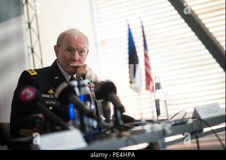 Le général Martin E. Dempsey, chef d'état-major interarmées, le général estonien et Terras Riho, commandant des Forces de défense estoniennes, tenir une conférence de presse à Tallinn, Estonie, 14 septembre 2015. (DoD photo par D. Myles Cullen/libérés) Banque D'Images