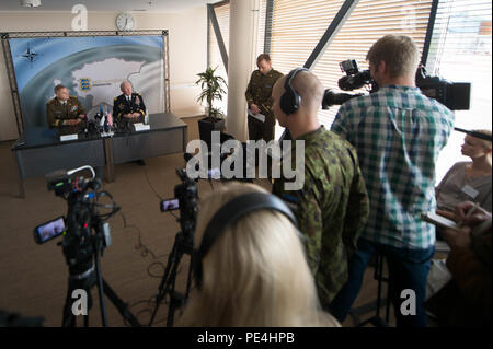 Le général Martin E. Dempsey, chef d'état-major interarmées, le général estonien et Terras Riho, commandant des Forces de défense estoniennes, tenir une conférence de presse à Tallinn, Estonie, 14 septembre 2015. (DoD photo par D. Myles Cullen/libérés) Banque D'Images