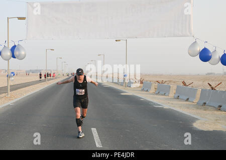 Le Major Tim Horn, le Commandement central de l'armée américaine bataille 4e Détachement de Coordination, franchit la ligne d'arrivée comme le premier homme à remplir 13,1 milles à l'Armée de l'Air 2015 Marathon de l'avant, le 13 septembre 2015 à Al Udeid Air Base, au Qatar. Ce sera sept ans que la course a eu lieu dans sept bases d'exploitation dans le théâtre. Le premier Marathon de l'Armée de l'air a eu lieu en 1997 à Wright-Patterson Air Force Base, Ohio. Depuis, chaque marathon a eu lieu le troisième samedi de septembre, avec un aéronef choisis chaque année pour représenter l'histoire de l'Armée de l'air en vol. (U.S. Air Force photo/ Le s.. Alexan Banque D'Images