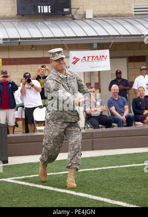 Le colonel Mike Henderson, commandant de la Base Myer-Henderson Hall, lance la première balle à la 14e édition du tournoi de la coupe des premiers intervenants, le 12 septembre 2015 à Arlington, Va., l'événement - un tournoi de jeunes filles, de softball balle rapide - commémore l'intervention des premiers intervenants et les membres de services à la suite des attaques terroristes du 11 septembre 2001. Henderson a également été l'orateur invité à l'événement qui les remarques du comté local police, d'incendie et de sauvetage et des dirigeants communautaires. (Joint Base Myer-Henderson PAO Hall photo de Jim Goodwin) Banque D'Images