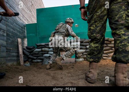 Le s.. Chris, Kizanis de Boise State, New York, U.S. Army Combat jeu de tir de l'équipe internationale de la Réserve, se déplace dans un champ de tir dynamique dans le cadre de l'année 2015, les armes légères des Forces armées canadiennes à la concentration de Connaught à l'extérieur d'Ottawa, Canada, 16 septembre. Le concours de tir international a duré environ deux semaines, ce qui porte à plus de 250 concurrents total des britanniques, forces armées canadiennes et américaines en compétition dans plus de 30 matchs avec carabine, pistolet et des événements à l'aide de mitrailleuses légères divers mouvements comme au combat et scénarios. (U.S. Army photo par le Sgt. Mi Banque D'Images