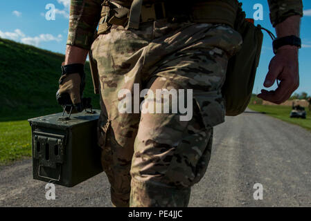 L'Adjudant-chef Deux Andy Knote, de North Chicago, Réserve de l'armée américaine Combat International, concurrent de l'équipe porte une boîte de munitions au cours d'une carabine de 7 kilomètres de Biathlon militaire match impliquant plusieurs obstacles physiques au cours de l'année 2015, les Forces armées canadiennes, les armes à la concentration de Connaught à l'extérieur d'Ottawa, Canada, le 14 septembre. Le concours de tir international a duré environ deux semaines, ce qui porte à plus de 250 concurrents total des britanniques, forces armées canadiennes et américaines en compétition dans plus de 50 matches impliquant carabine, pistolet et événements de mitrailleuses légères usin Banque D'Images