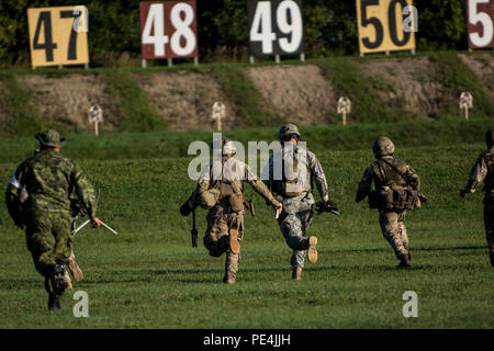 Réserve de l'armée américaine Combat International concurrents de l'équipe courir 100 mètres à l'autre mur de feu aux côtés des soldats britanniques et canadiens pendant une carabine Match International dans le cadre de l'année 2015, les armes légères des Forces armées canadiennes à la concentration de Connaught à l'extérieur d'Ottawa, Canada, le 15 septembre. Le concours de tir a rapporté plus de 250 concurrents total des britanniques, forces armées canadiennes et américaines en compétition dans plus de 50 matches impliquant carabine, pistolet et des événements à l'aide de mitrailleuses légères divers mouvements comme au combat et scénarios. (U.S. Army photo par le Sgt. Michel saure Banque D'Images