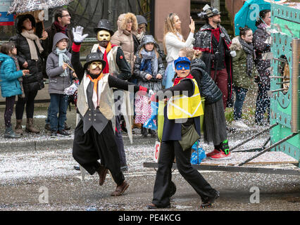 Leurs costumes, confettis, défilé de carnaval de Strasbourg, Alsace, France, Europe, Banque D'Images