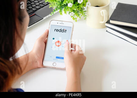 Chiang Mai, Thaïlande - Juillet 24, 2018 : Reddit login application sur iPhone 7 plus l'écran. Reddit est un Américain, partage de nouvelles discussions et de contenu web Banque D'Images