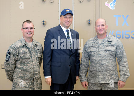 Le sergent-chef de commandement en chef. Michael Cornitius, 147e Reconnaissance Wing, Président-chef du commandement Raimonds Vejonis, le président de la République de Lettonie, et le Colonel Stan Jones, 147e Reconnaissance Wing commander posent pour une photo après une présentation Vejonis avec une casquette de baseball Astros de Houston au cours de la journée des médias, le 8 septembre 2015, à la base aérienne de Lielvarde, la Lettonie. Fonctionnaires invités distingués invités et médias à la base aérienne pour en savoir plus sur le 147e Reconnaissance Wing, Texas Air National Guard, et la Garde nationale du Michigan a pour mission de voler l'avion de reconnaissance dans son premier non-combat deplo Banque D'Images