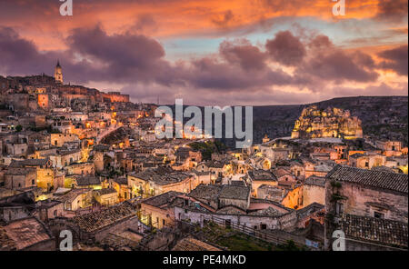 Panorama des Sassi di Matera la nuit, Italie Banque D'Images