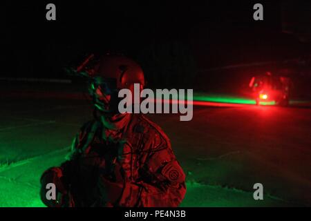 Un instructeur de vol avec 3e Bataillon de l'aviation d'appui général, 82e Brigade d'aviation de combat se prépare à charger un UH-60 Black Hawk pour regarder des artilleurs s'engager leurs cibles, la Cherry Point, N.C., 17 septembre. L'IF a observé les deux artilleurs dans l'hélicoptère pour un fonctionnement sûr et à garantir que les objectifs ont été atteints. (U.S. Photo de l'armée par le sergent. Christopher Freeman/ 82e CAB PAO) Banque D'Images