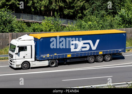 DSV chariot sur autoroute. DSV A/S est une société danoise et de logistique offrant des services de transports internationaux par route, air, mer et train. Banque D'Images