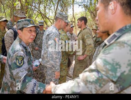 À la fin de l’exercice Kowari 2015 dans la région de Daly River, dans le territoire du Nord, un officier de l’Armée populaire de libération chinoise a salué les soldats des forces multinationales participantes. L’événement a mis en lumière la coopération, la diplomatie militaire, les échanges culturels, le travail d’équipe et la coordination entre le personnel militaire chinois, australien et américain à la suite des opérations de formation sur le terrain. Banque D'Images