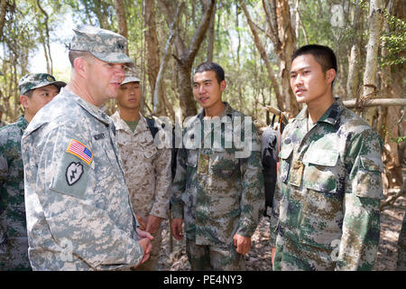 À la fin de l’exercice Kowari 2015 dans la région de Daly River, dans le territoire du Nord, un officier de l’armée américaine a rencontré des soldats de l’Armée populaire de libération chinoise. La réunion a mis l'accent sur la coopération internationale, l'interopérabilité, le travail d'équipe, le leadership et l'échange culturel après la phase multinationale de formation à la survie et à la purification de l'eau. Banque D'Images