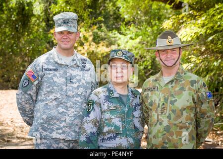 À la fin de l’exercice Kowari 2015 dans la région de Daly River, dans le territoire du Nord, des officiers supérieurs de l’armée australienne, de l’Armée populaire de libération de la Chine et de l’armée américaine se sont réunis pour marquer l’achèvement de l’exercice multinational d’entraînement. La réunion a mis l'accent sur le leadership, la diplomatie militaire, la coopération, l'interopérabilité, le travail d'équipe, et la préparation opérationnelle après la formation sur le terrain à la survie et à la purification de l'eau. Banque D'Images